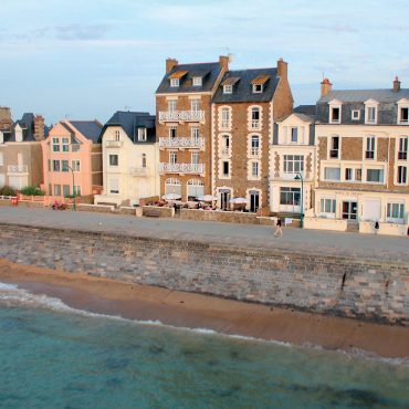 Digue de Saint Malo sur la plage du sillon