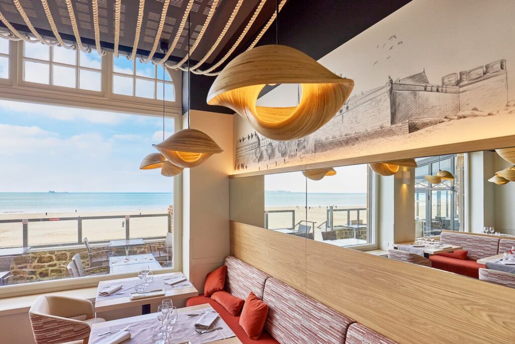 Salle de restaurant avec vue sur mer ille et vilaine