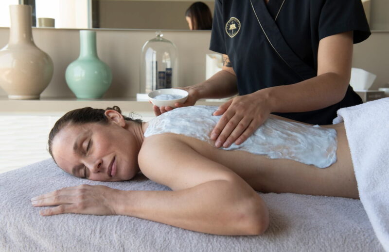 Enveloppement corporel massage femme au spa st malo
