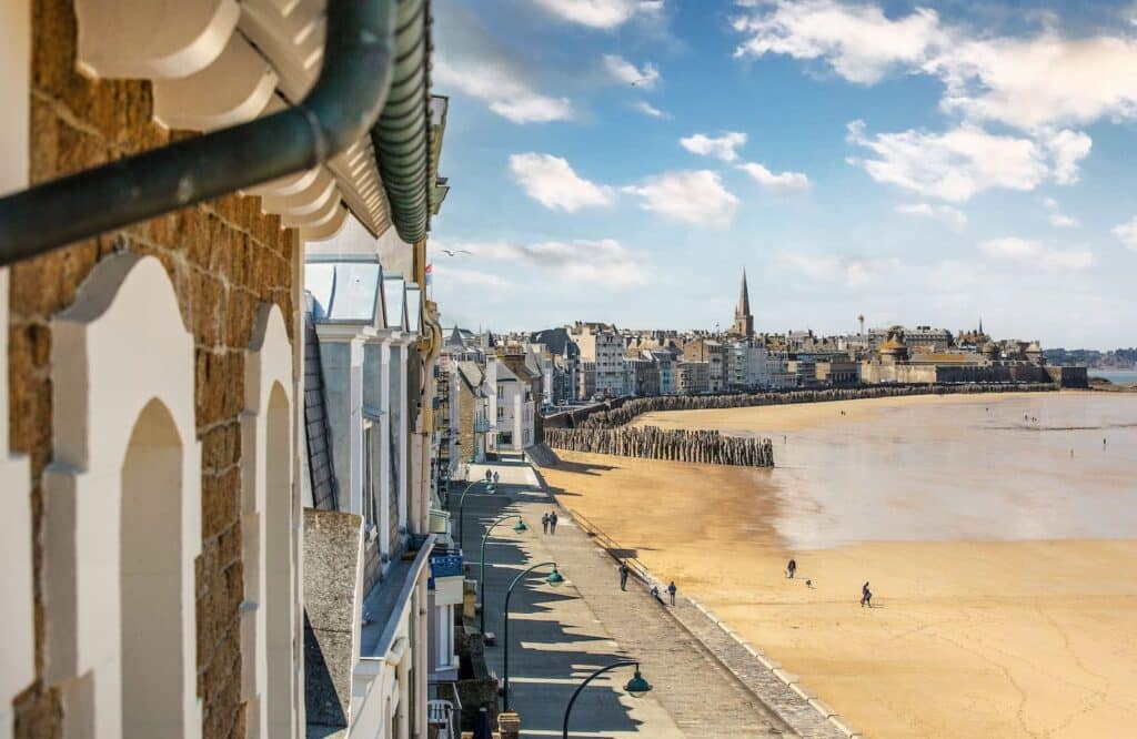 Vue de la plage depuis hôtel Saint-Malo