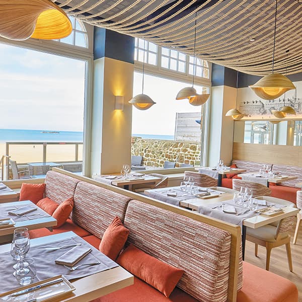 Restaurant vue mer à st malo, ambiance chaleureuse, restaurant chic